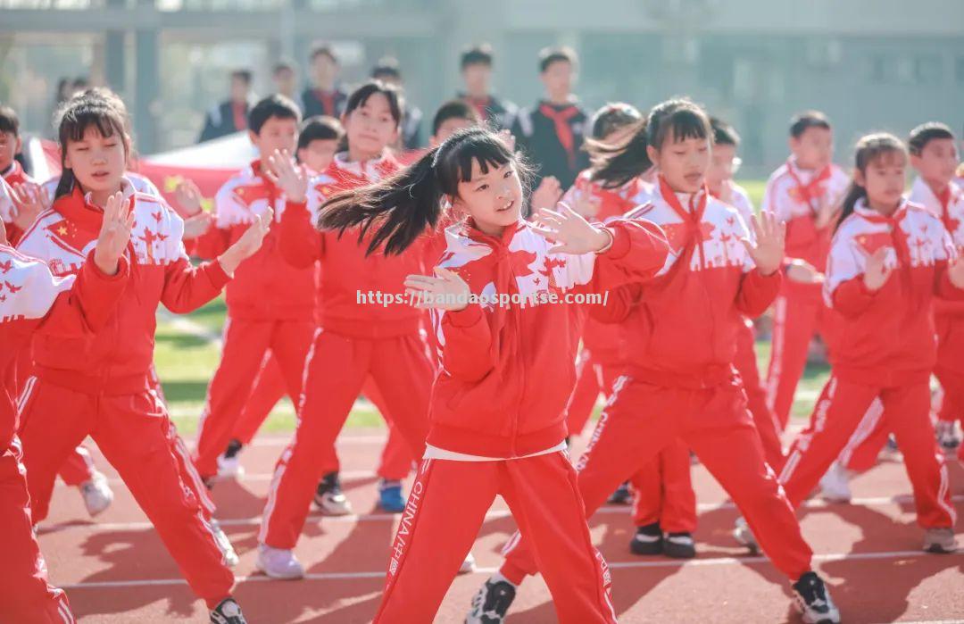 半岛体育-红色运动队伍在球场上燃烧斗志